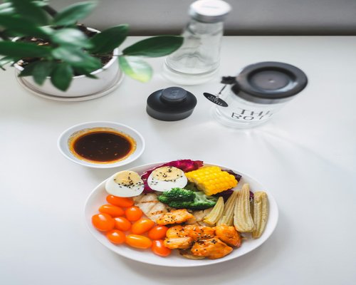 A well balanced plate with vegetables, lean protein and complex carbs