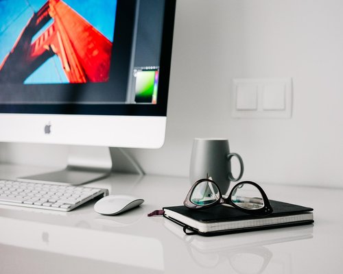 Person eating lunch away from the computer desk